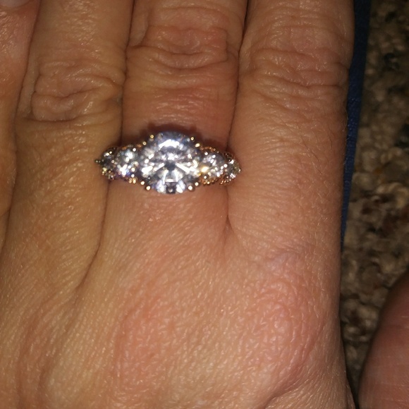 BELLA LUCA ROSE GOLD RING - Picture 1 of 8